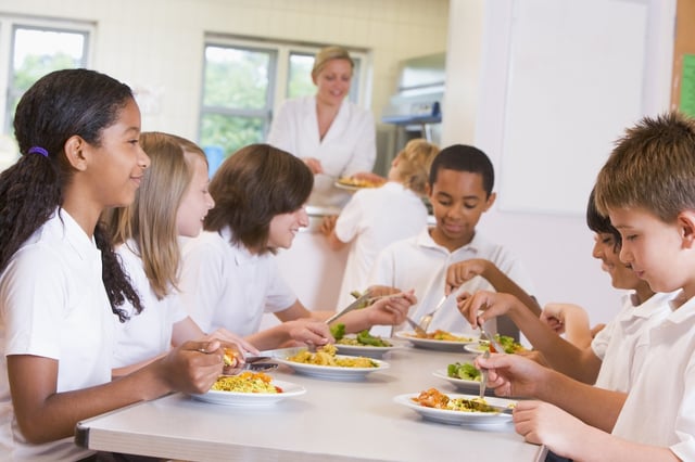 schoolchildren-enjoying-their-lunch-in-a-school-cafeteria_BKIrURRSj.jpg